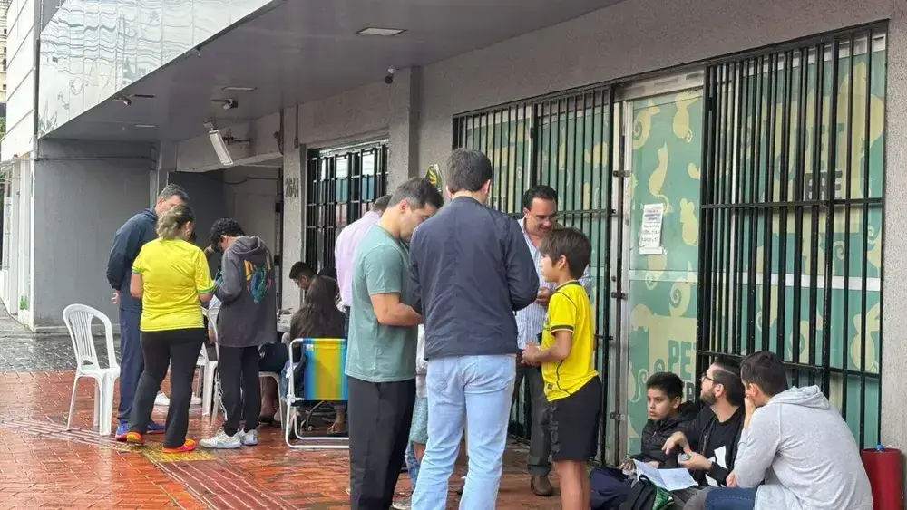 Chuva e jogo do Brasil não param crianças na troca de figurinhas