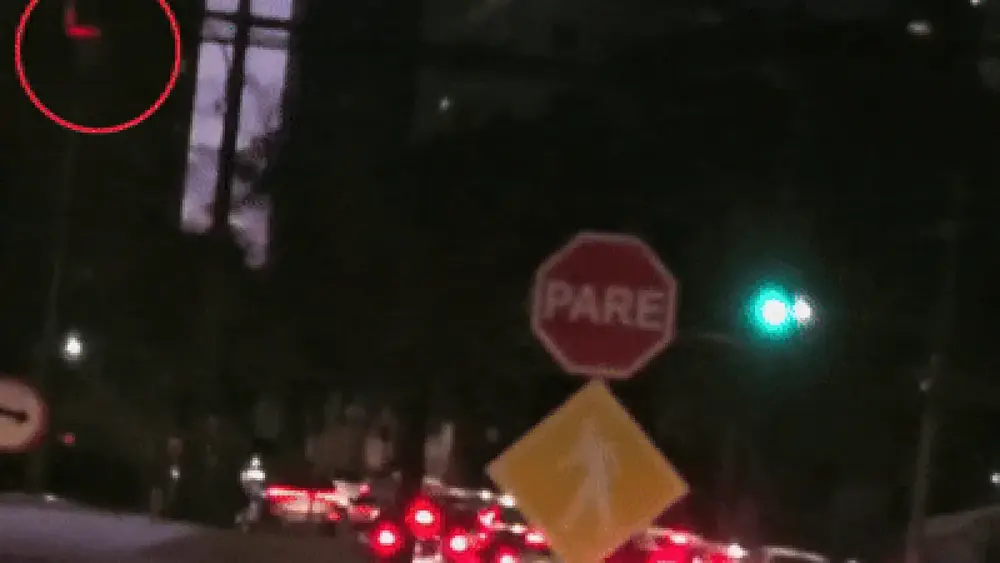 Falha em semáforo deixa dois sinais verdes no horário de pico