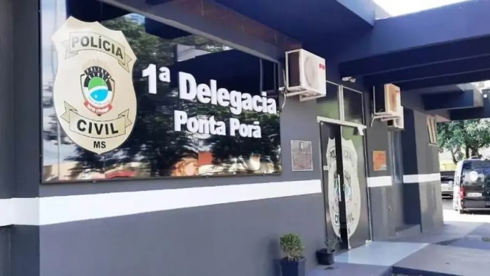 Mãe presa por jogar caldo quente no rosto da filha de 2 anos