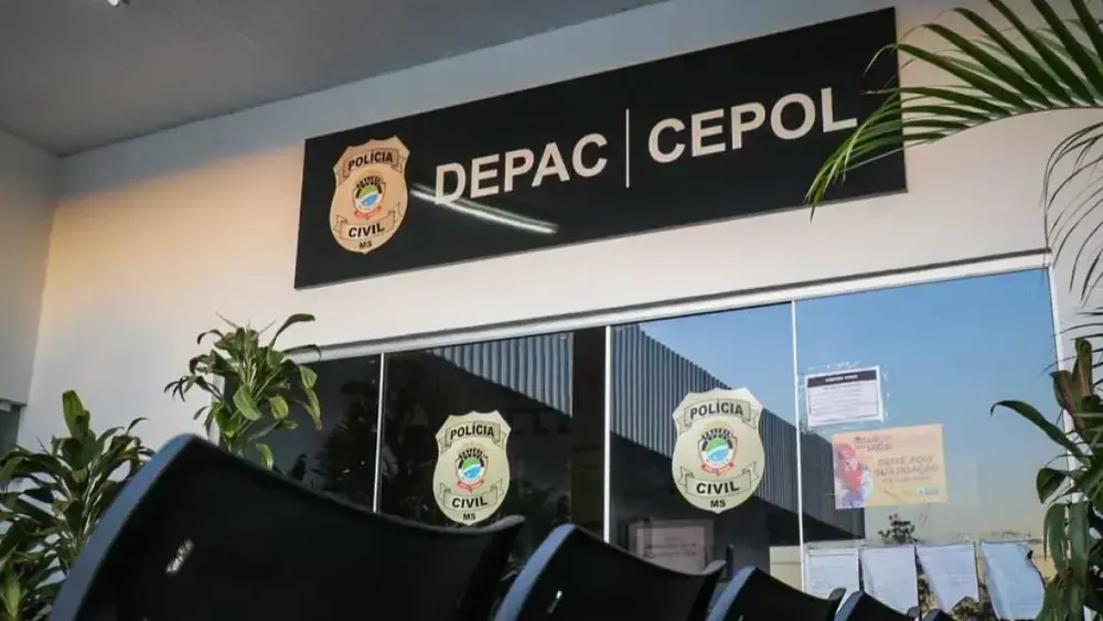 Menino de 6 anos é encontrado sozinho em casa e caso vai para delegacia
