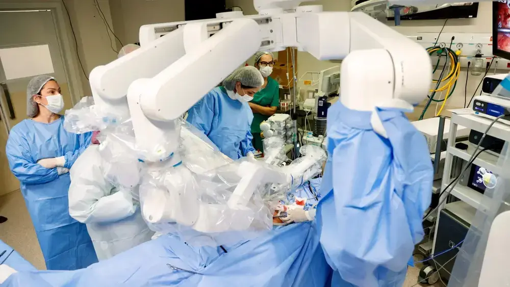 MS lidera cirurgia robótica inédita conectando Brasil, Chile e Panamá
