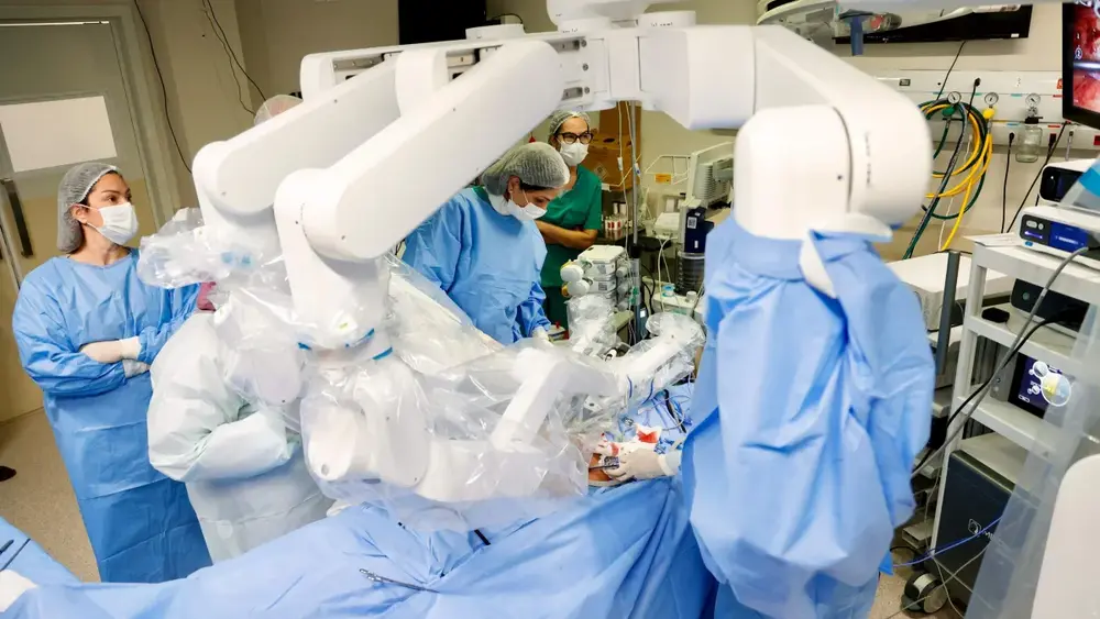 MS lidera cirurgia robótica inédita conectando Brasil, Chile e Panamá