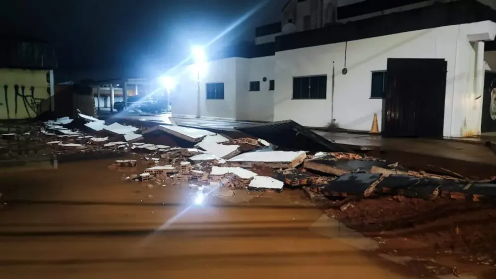 Muro de delegacia desaba durante obra de supermercado