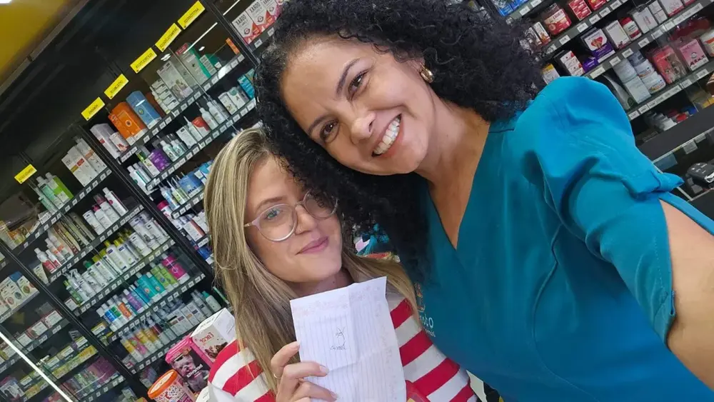 Professora busca ex-alunos para entregar cartas guardadas por 13 anos