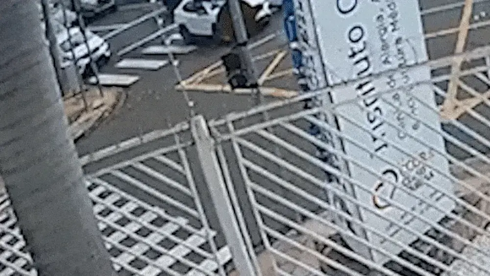 Viatura com 5 presos é atingida por carro no Centro de Campo Grande