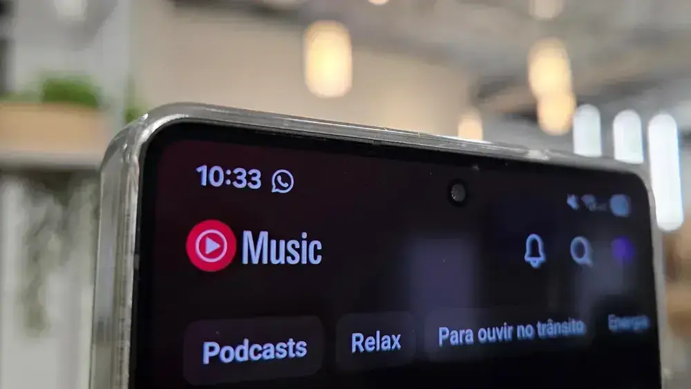 YouTube Music testa visual com capa em tela cheia